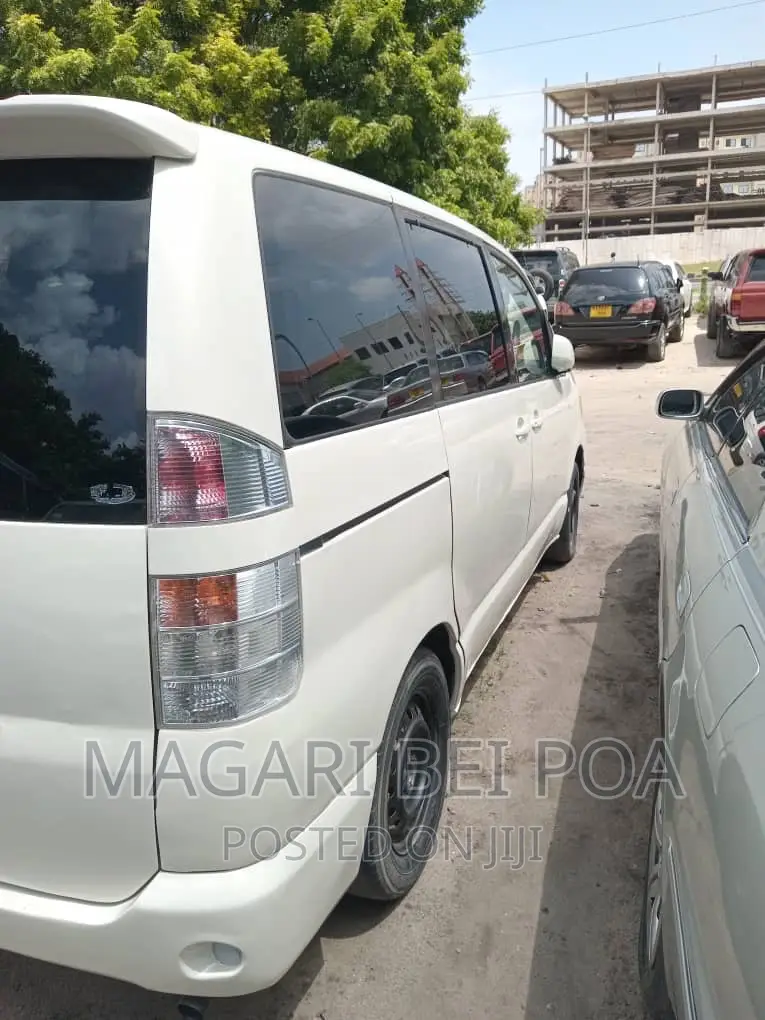 Toyota Noah 2003 White