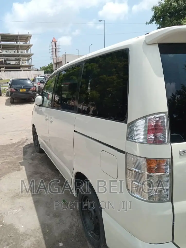 Toyota Noah 2003 White