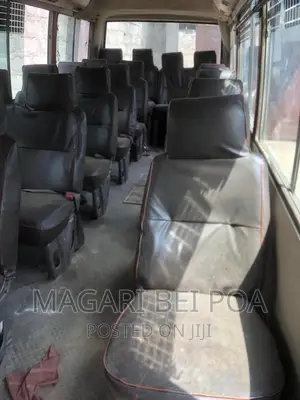 Mitsubishi Fuso Rosa 2000 Red