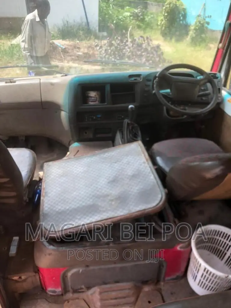 Mitsubishi Fuso Rosa 2000 Red