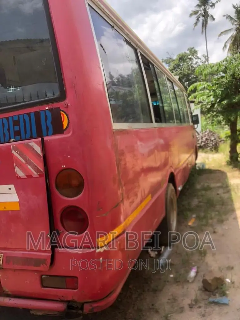 Mitsubishi Fuso Rosa 2000 Red