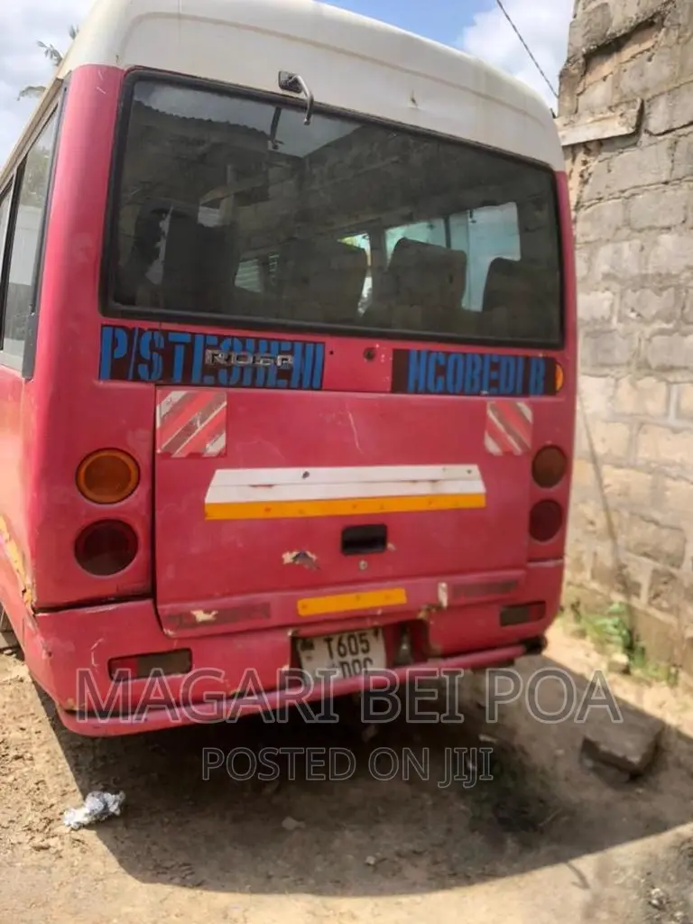 Mitsubishi Fuso Rosa 2000 Red