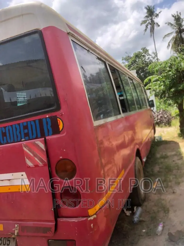 Mitsubishi Fuso Rosa 2000 Red