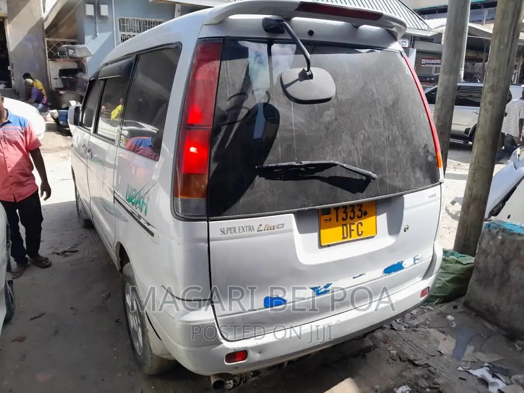 Toyota Noah 2004 White