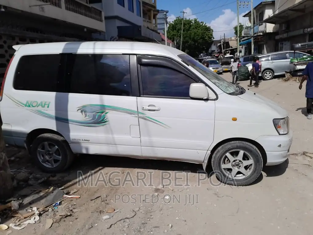 Toyota Noah 2004 White