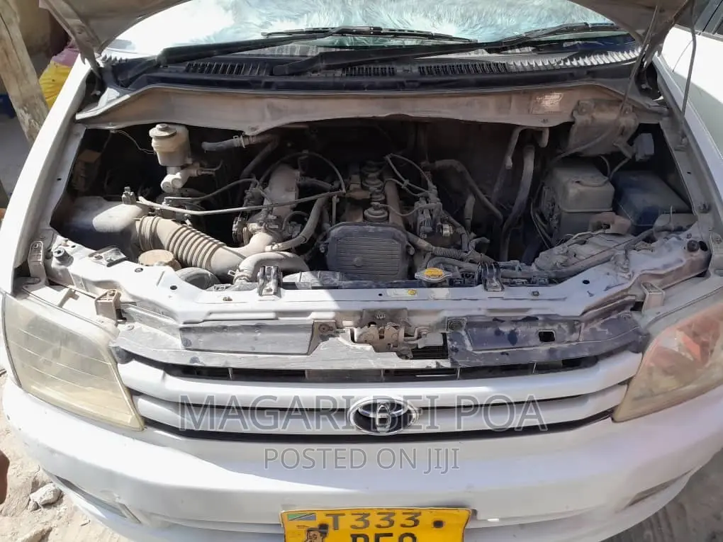 Toyota Noah 2004 White