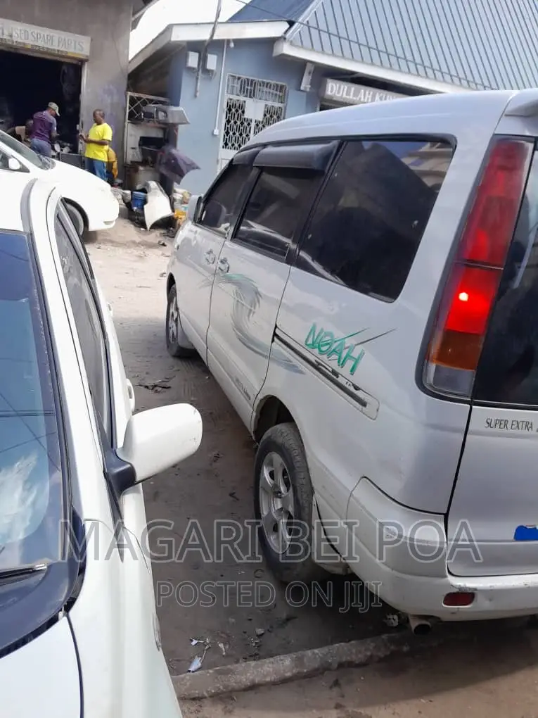 Toyota Noah 2004 White