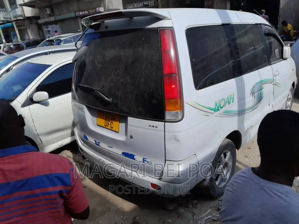 Toyota Noah 2004 White