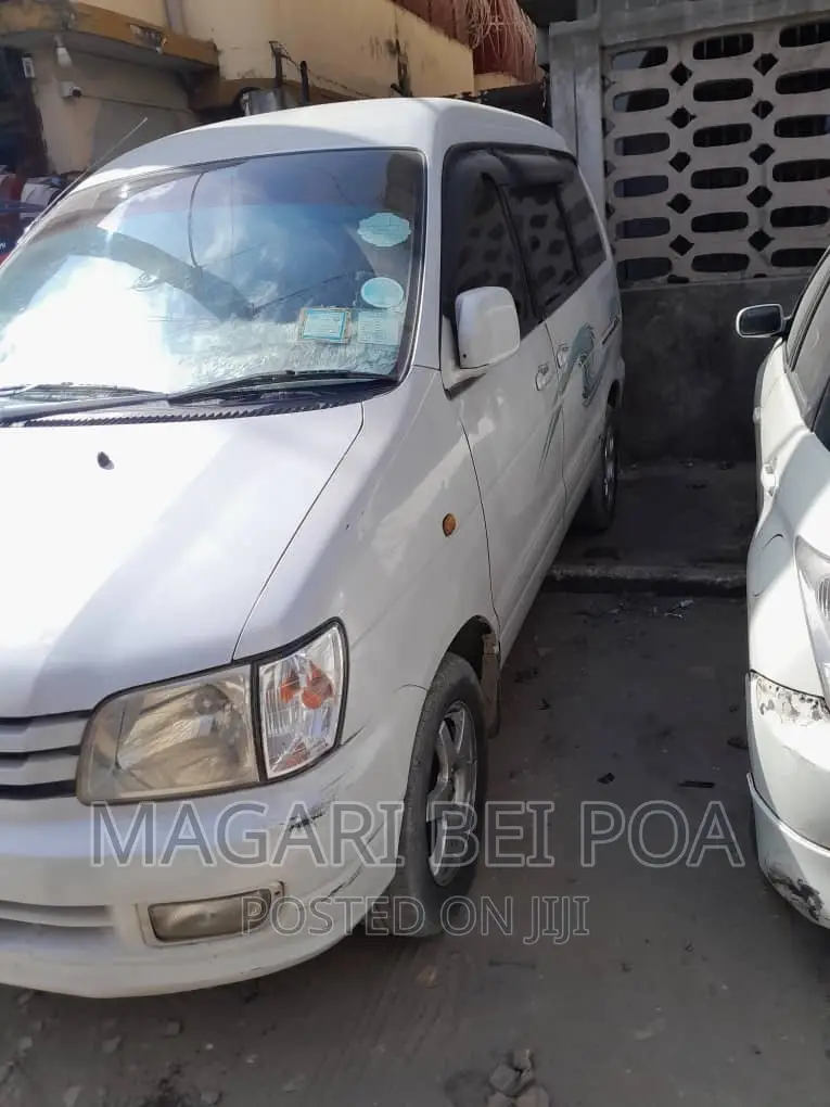Toyota Noah 2004 White