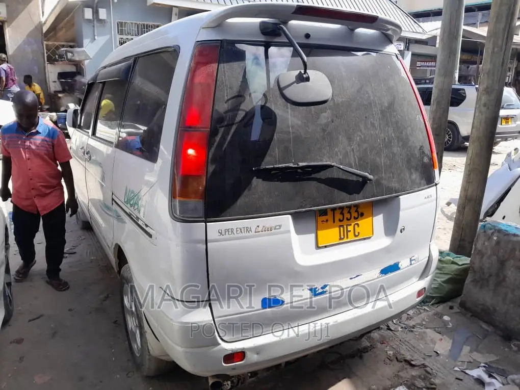 Toyota Noah 2004 White