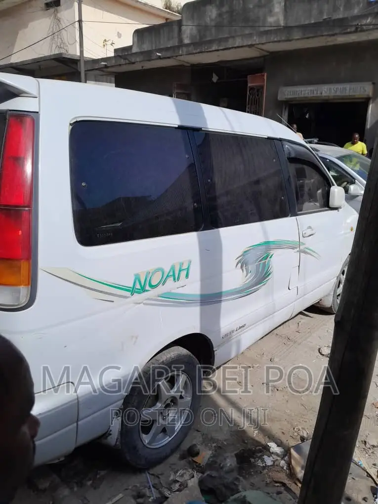 Toyota Noah 2004 White