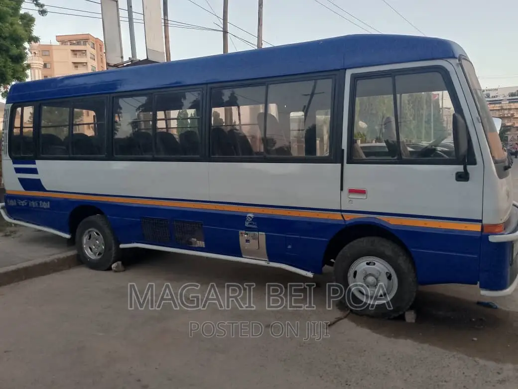 Mitsubishi Fuso Rosa 2000 White