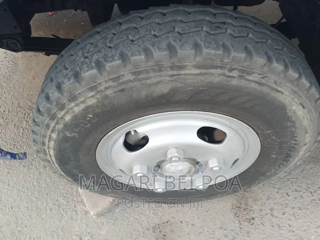 Mitsubishi Fuso Rosa 2000 White