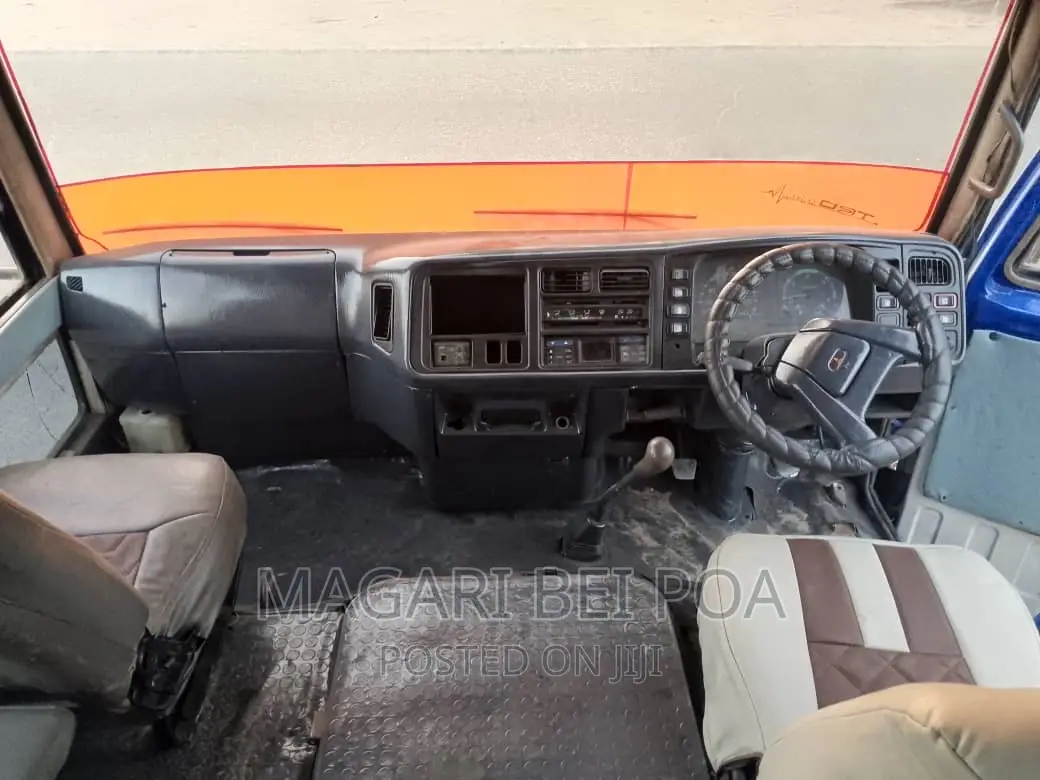 Mitsubishi Fuso Rosa 2000 White