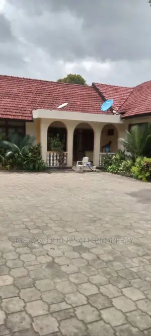 5bdrm House in Ada Estate for rent
