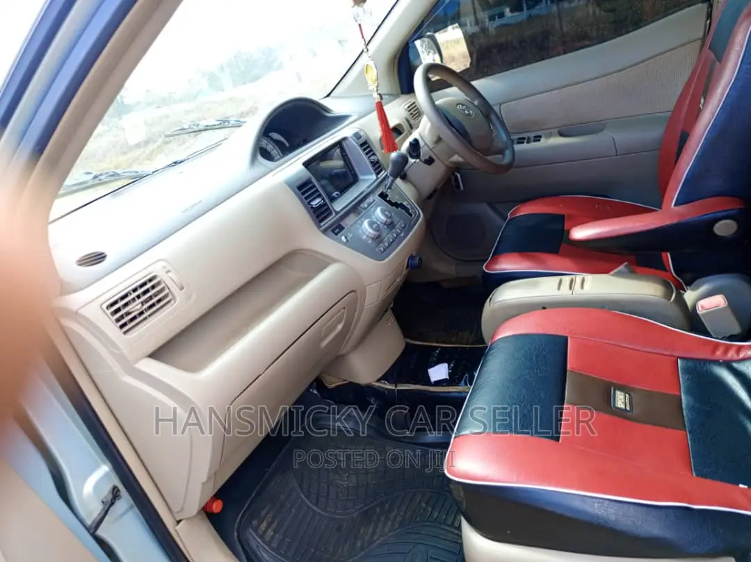 Toyota Raum 2003