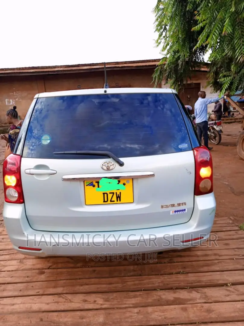 Toyota Raum 2003