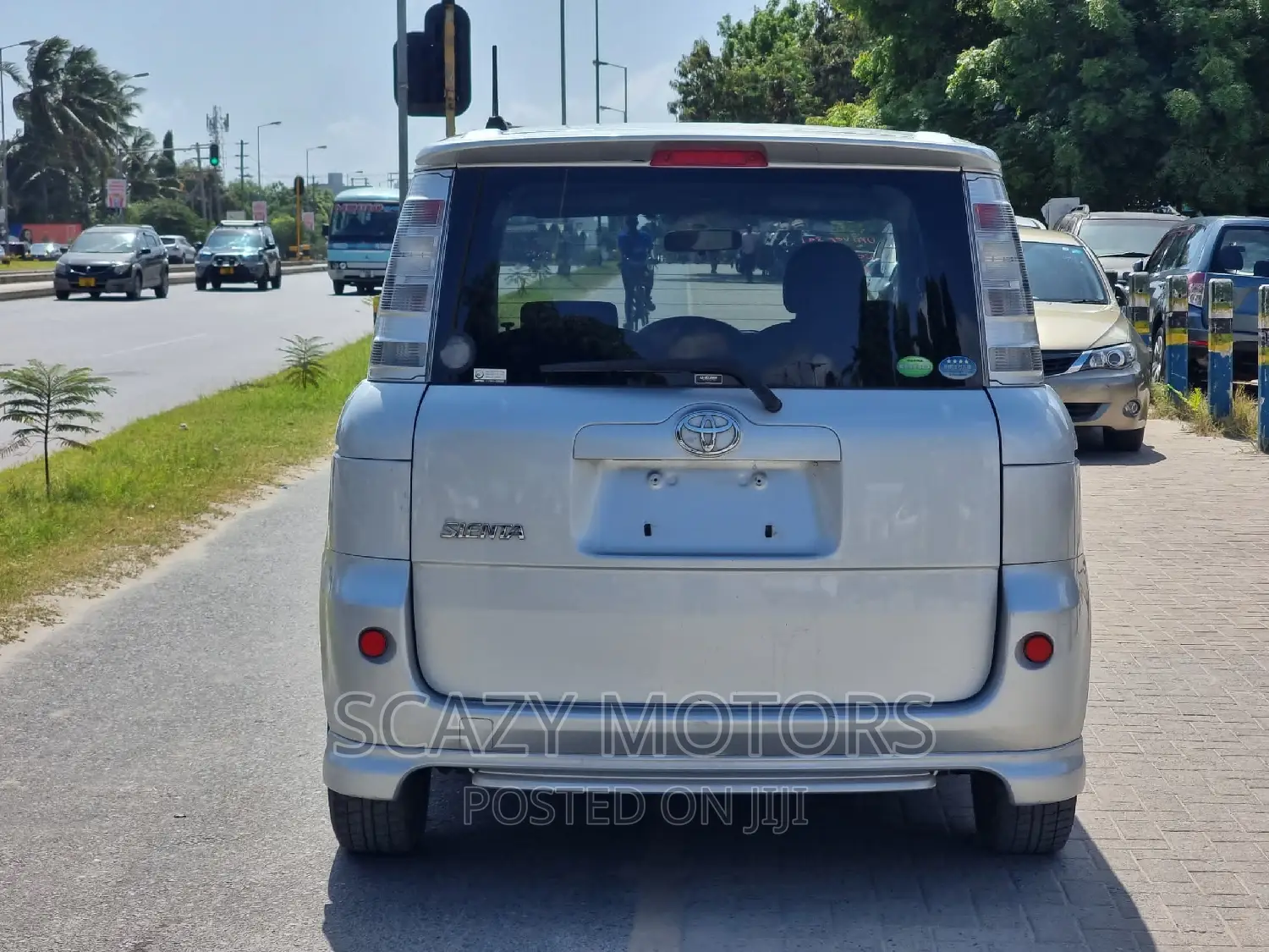 Toyota Sienta 2012 Silver