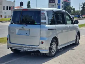 Toyota Sienta 2012 Silver