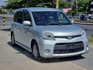 Toyota Sienta 2012 Silver