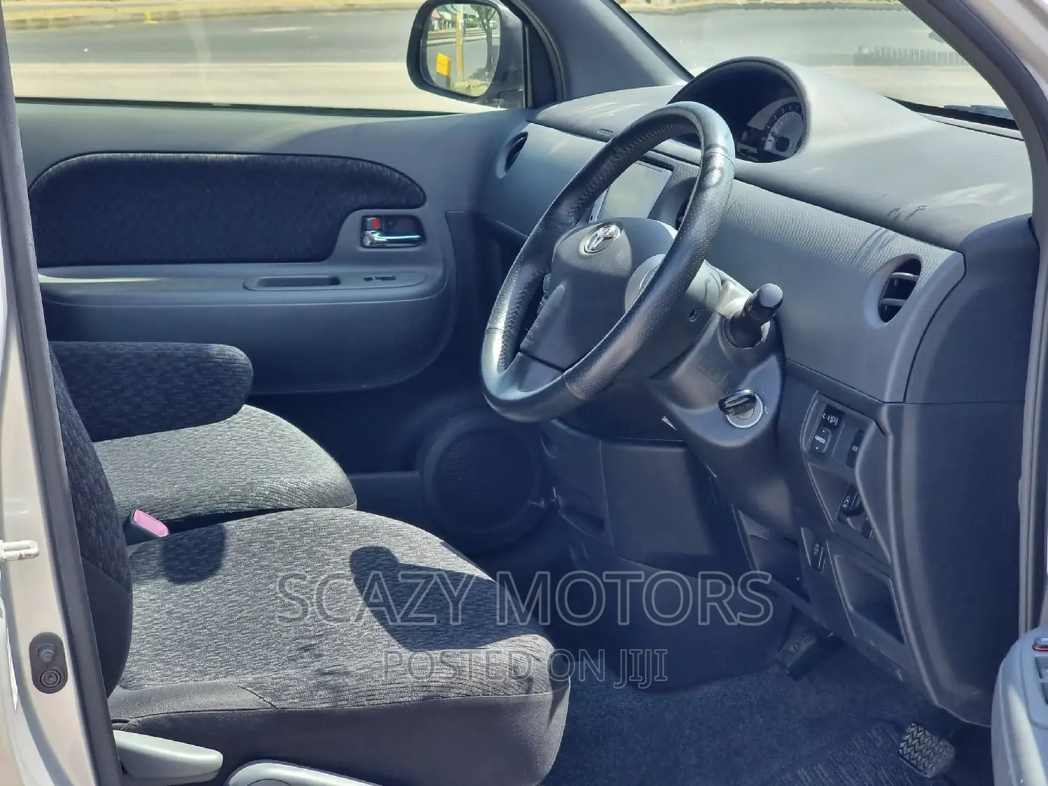 Toyota Sienta 2012 Silver