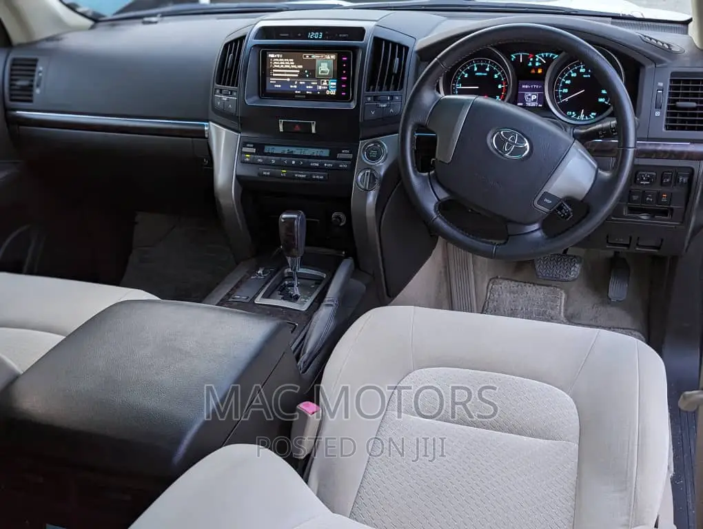 Toyota Land Cruiser 4.6 V8 AX 2011 White