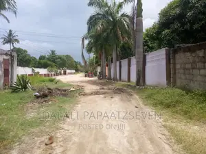 Eneo Lenye Ukubwa Wa SQMT 1800 Linauzwa Lipo Bahari Beach