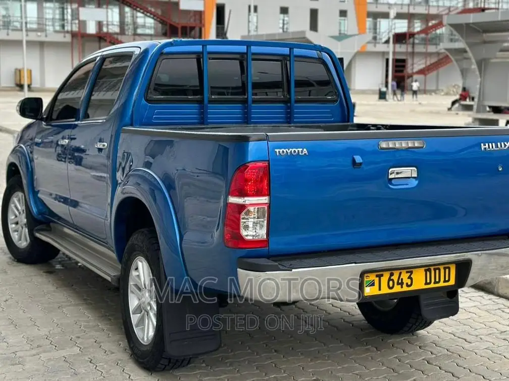 Toyota Hilux SR 4x4 2014 Blue