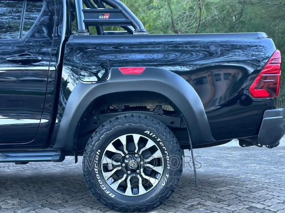 Toyota Hilux 2022 Black