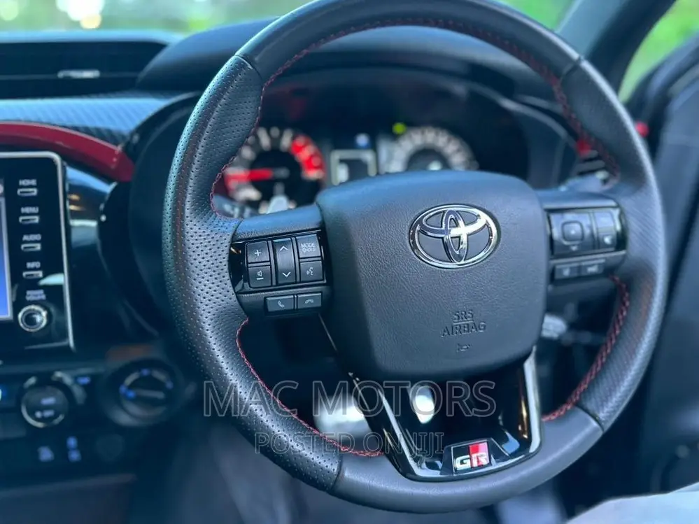 Toyota Hilux 2022 Black