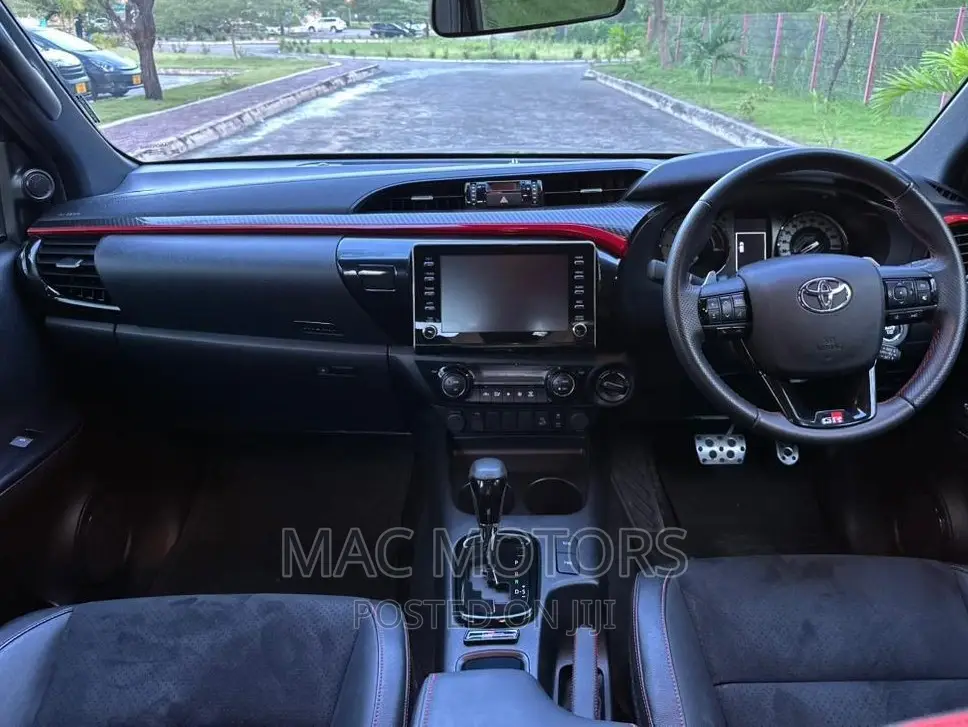 Toyota Hilux 2022 Black