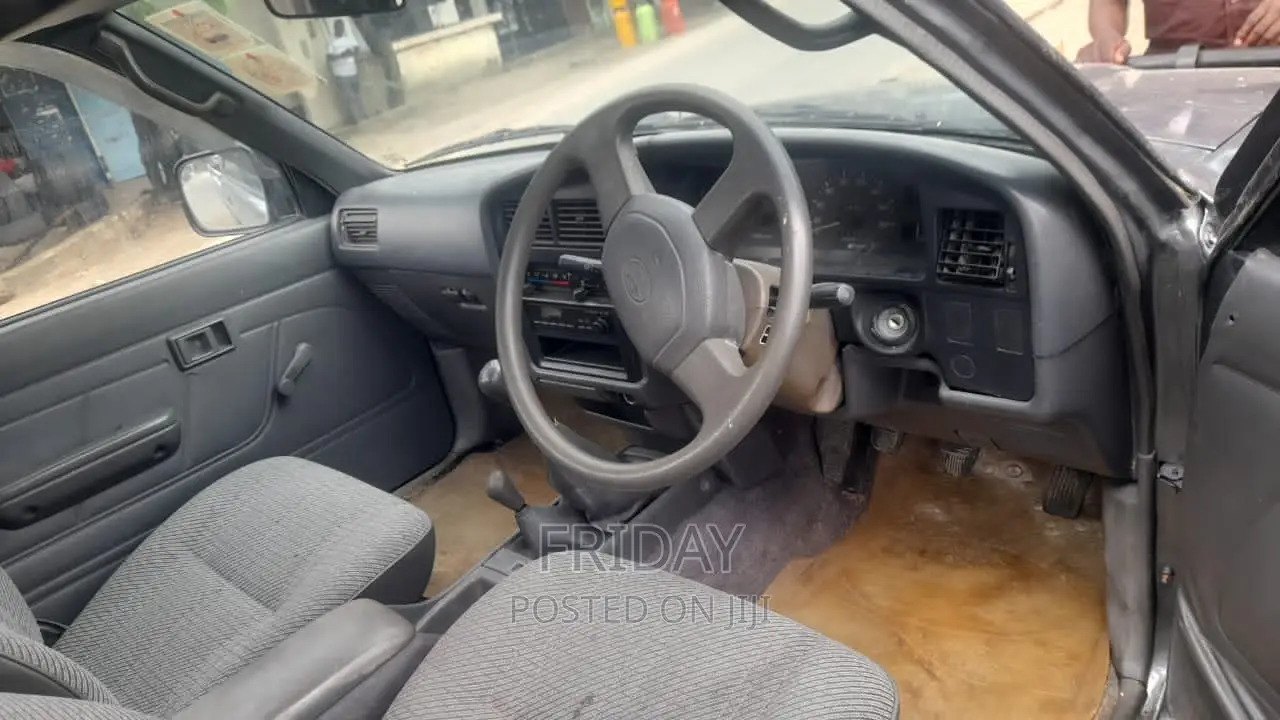 Toyota Hilux 2000 Gray