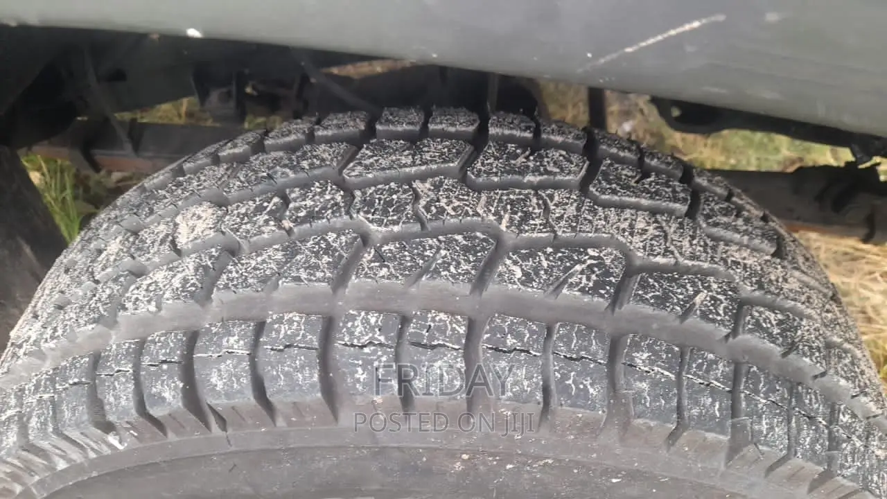 Toyota Hilux 2000 Gray