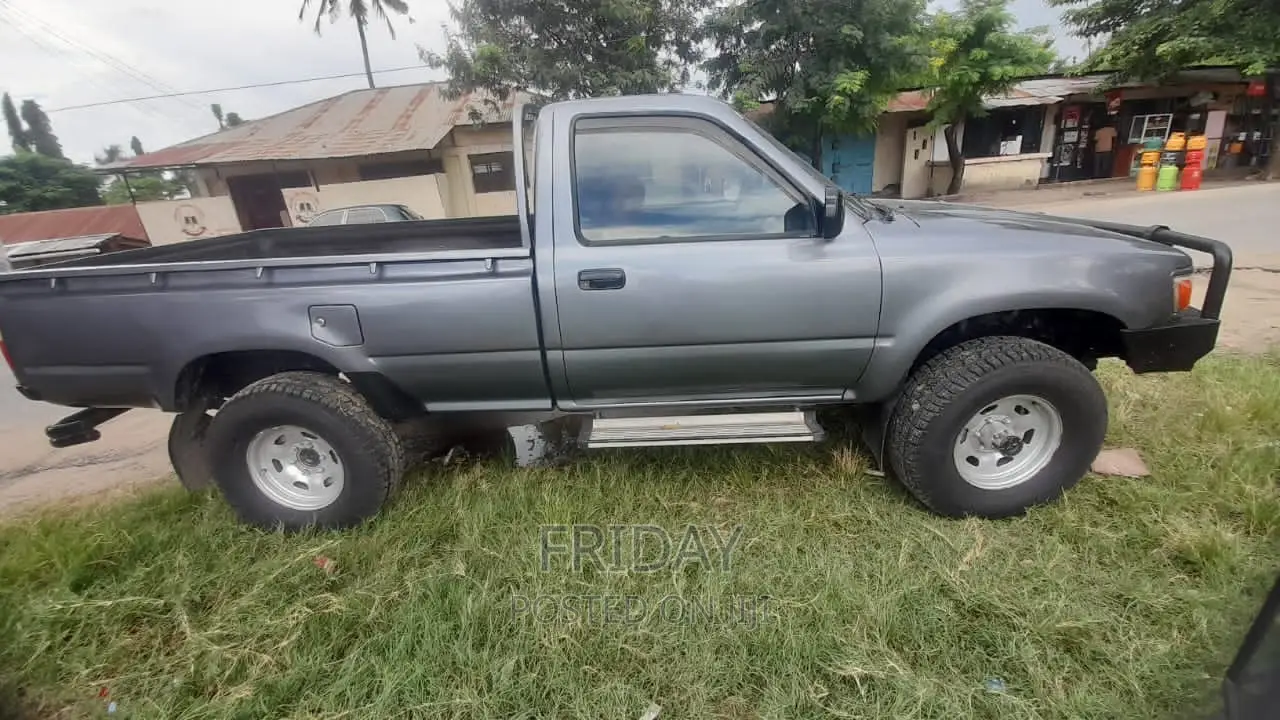 Toyota Hilux 2000 Gray