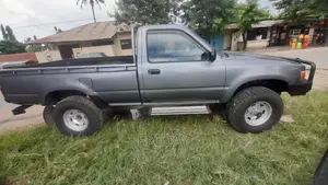 Toyota Hilux 2000 Gray