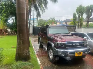 Toyota Land Cruiser 2010 Red