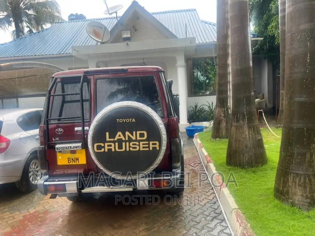 Toyota Land Cruiser 2010 Red