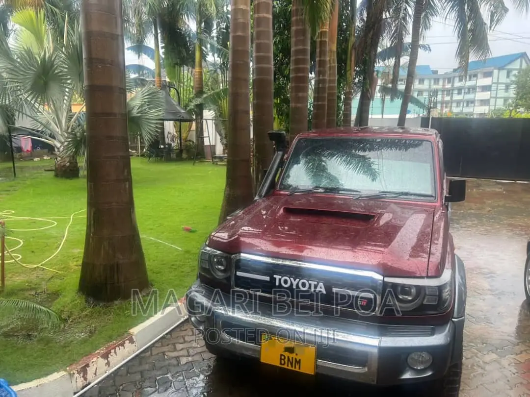 Toyota Land Cruiser 2010 Red