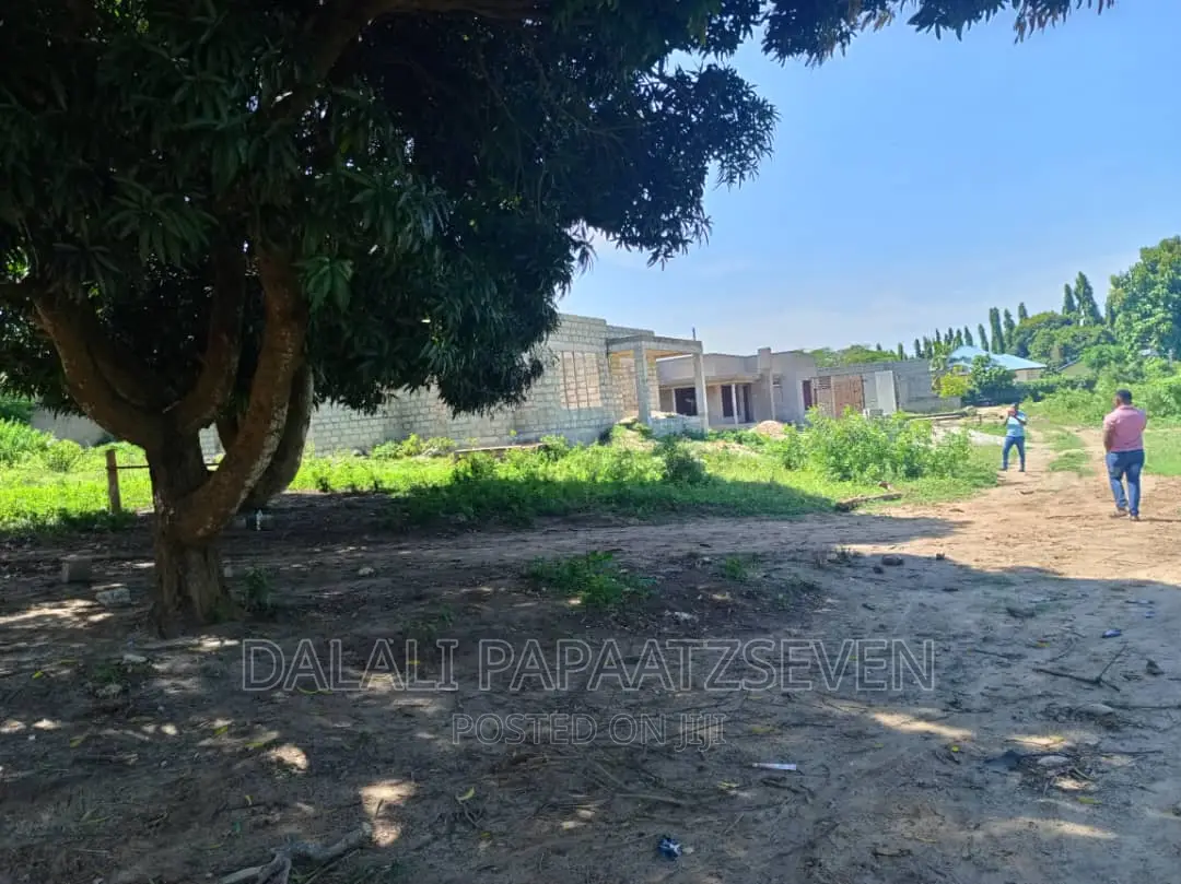 Eneo Lenye Ukubwa Wa SQMT 840 Linauzwa Lipo Bunju a Mianzini