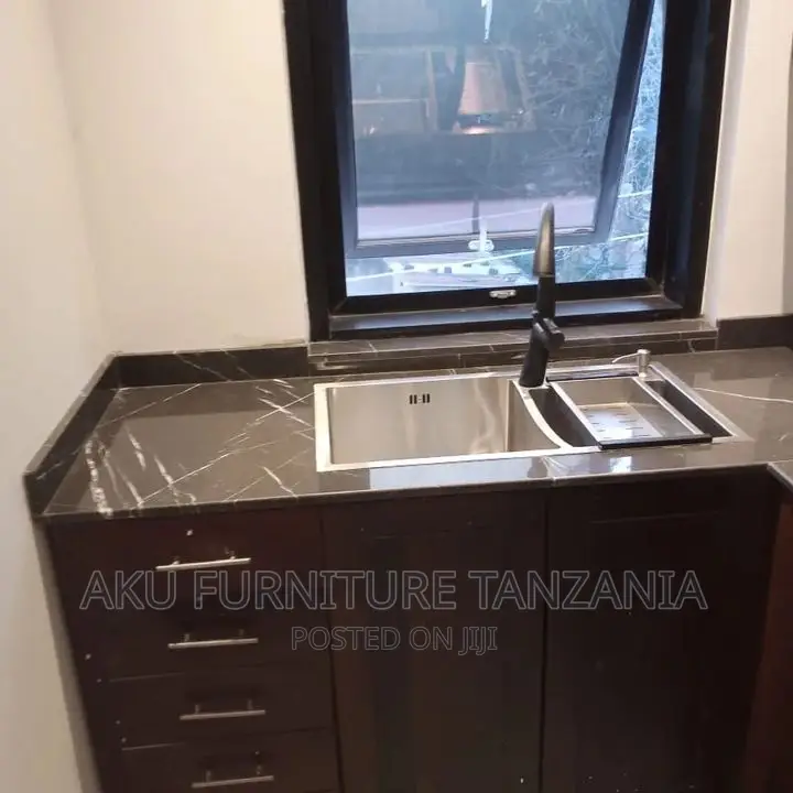 Kitchen Cabinet Ya Mbao Ngumu (Mninga)