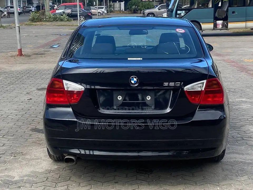 BMW 320i Sedan RWD 2006 Black