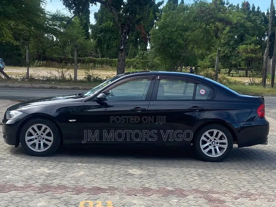 BMW 320i Sedan RWD 2006 Black