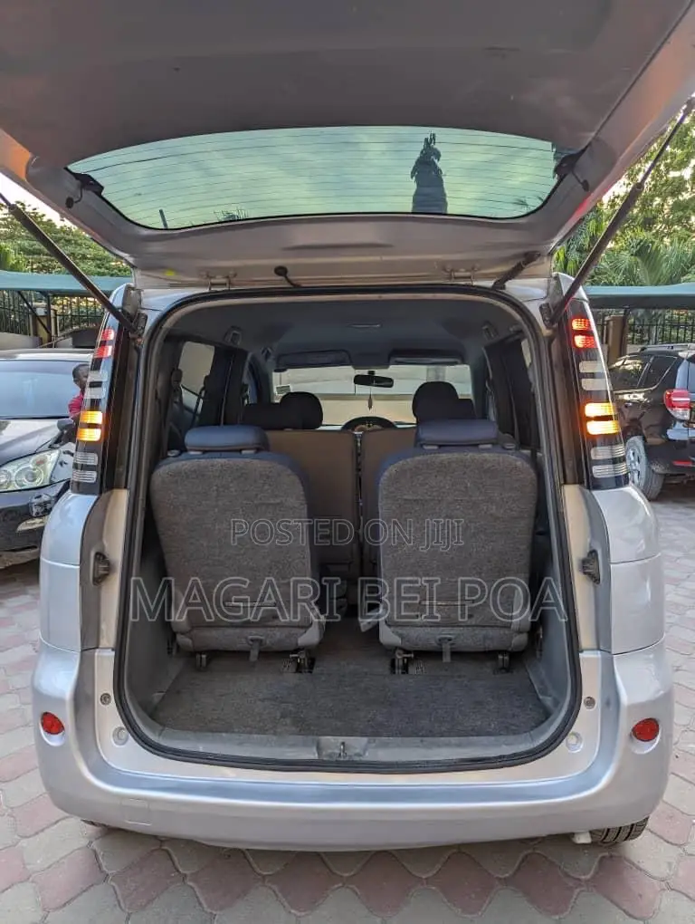 Toyota Sienta 2005 Silver