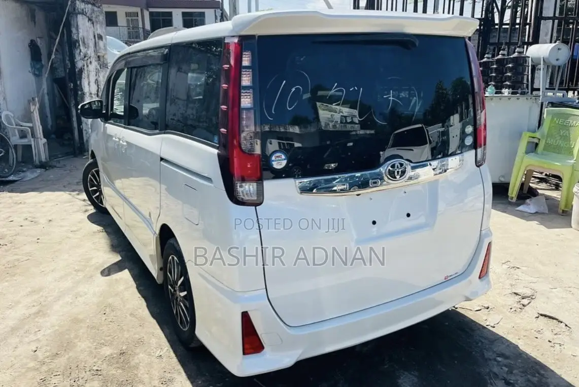 Toyota Noah 2.0 FWD (7 Seater) 2014 White