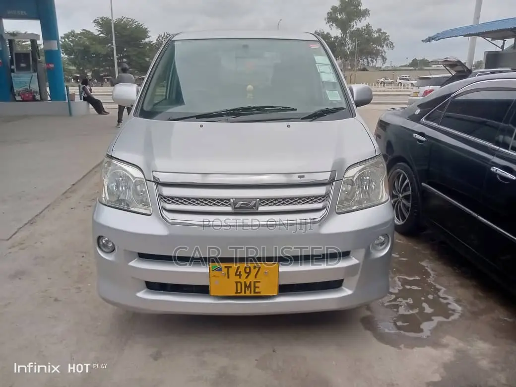 Toyota Noah 2.0 AWD (8 Seater) 2005 Silver