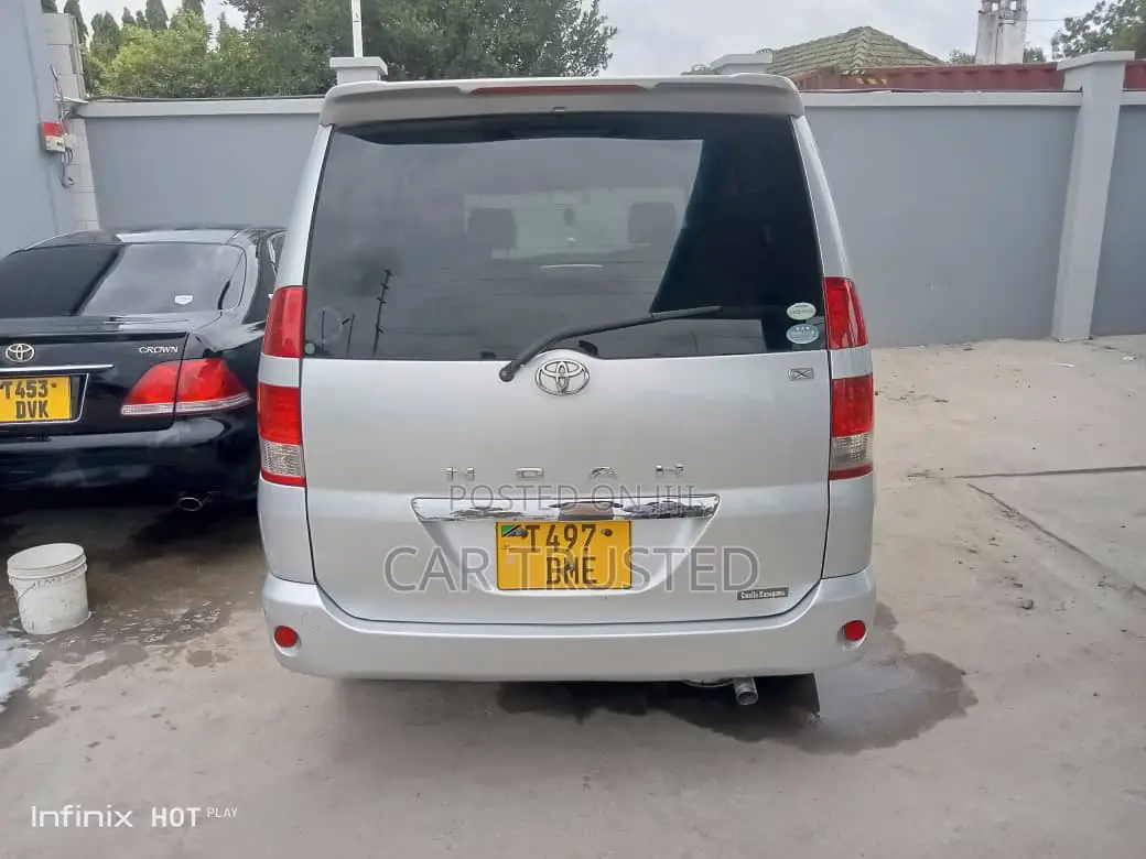 Toyota Noah 2.0 AWD (8 Seater) 2005 Silver