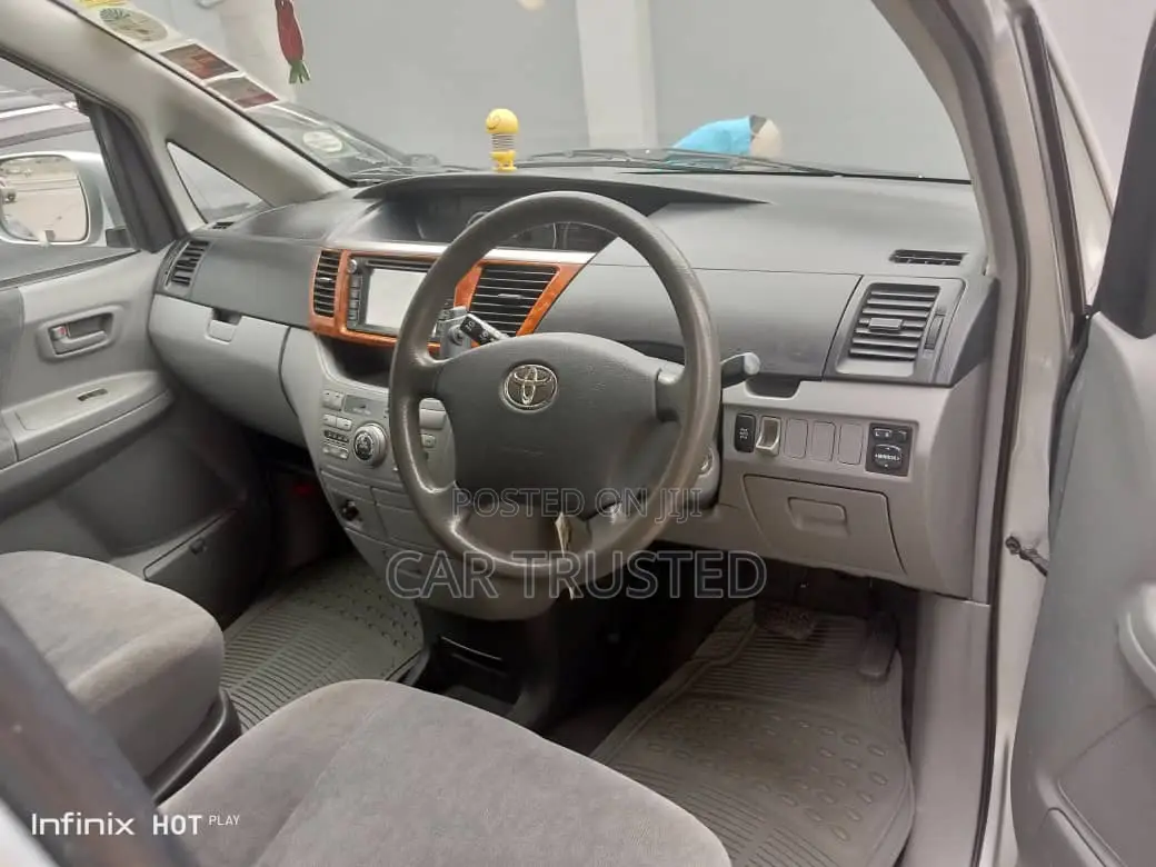 Toyota Noah 2.0 AWD (8 Seater) 2005 Silver