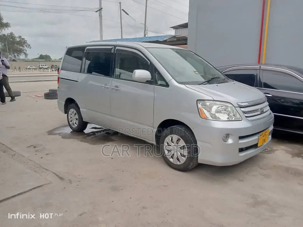 Toyota Noah 2.0 AWD (8 Seater) 2005 Silver