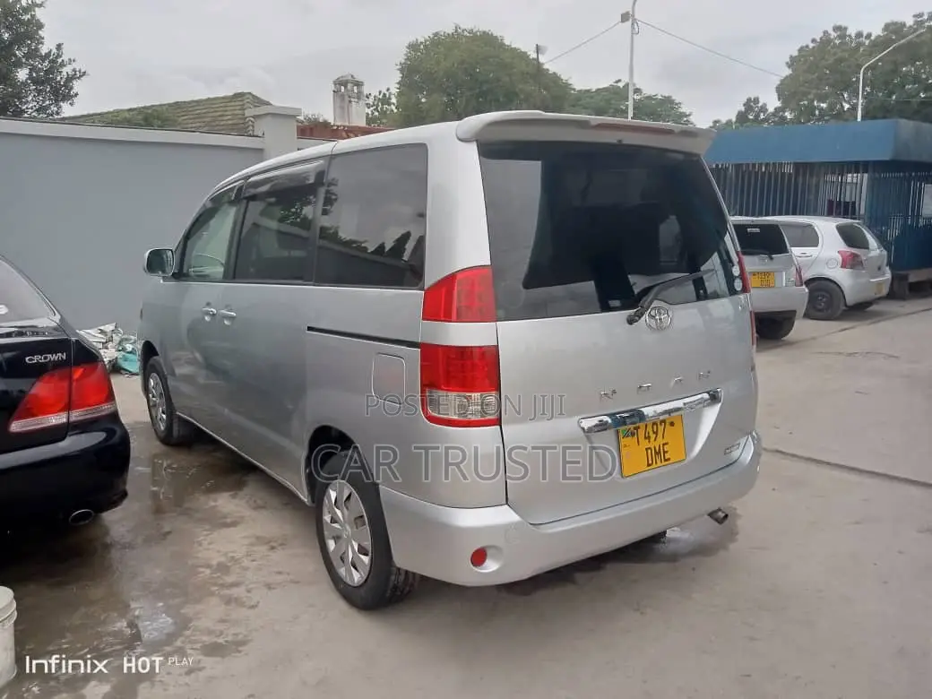 Toyota Noah 2.0 AWD (8 Seater) 2005 Silver