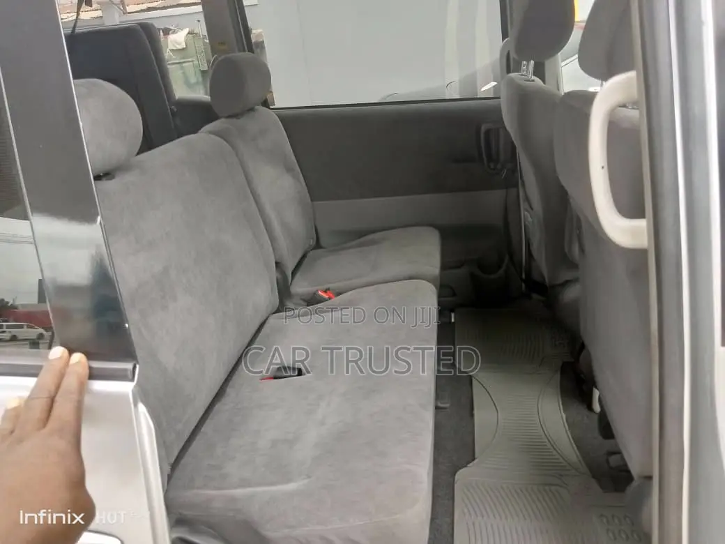 Toyota Noah 2.0 AWD (8 Seater) 2005 Silver